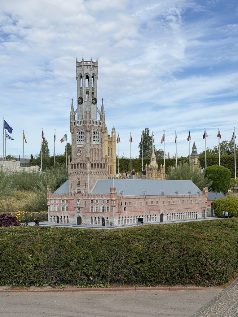 Le beffroi de Bruges miniature entouré de drapeaux à Mini-Europe