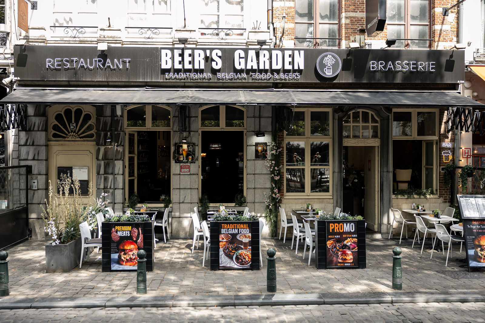 Façade et terrasse du Beer’s Garden place Sainte-Catherine