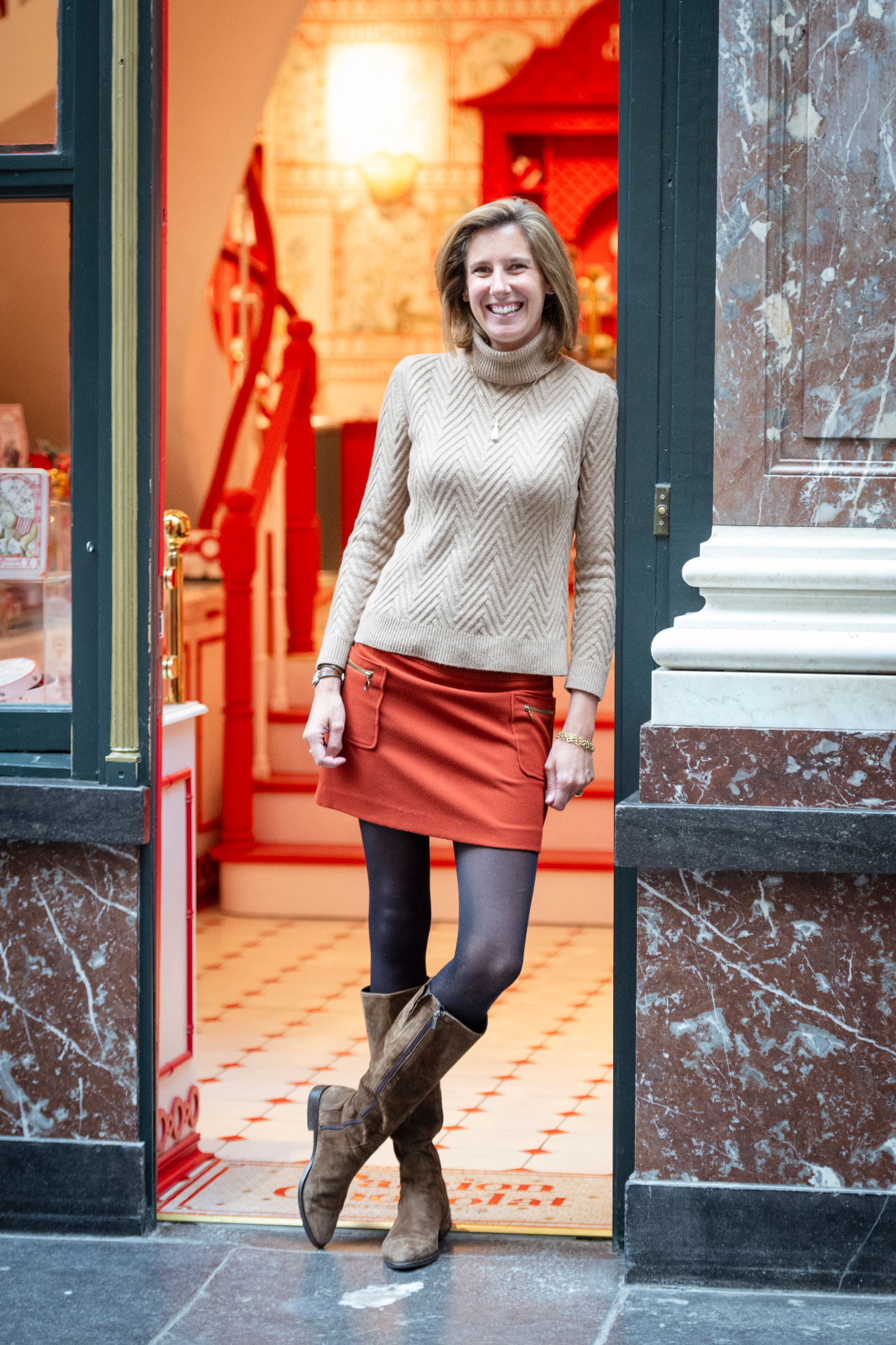Portrait de Marie de Giey, conceptrice de Passion Chocolat, dans l’embrasure de la boutique des Galeries Royales Saint-Hubert