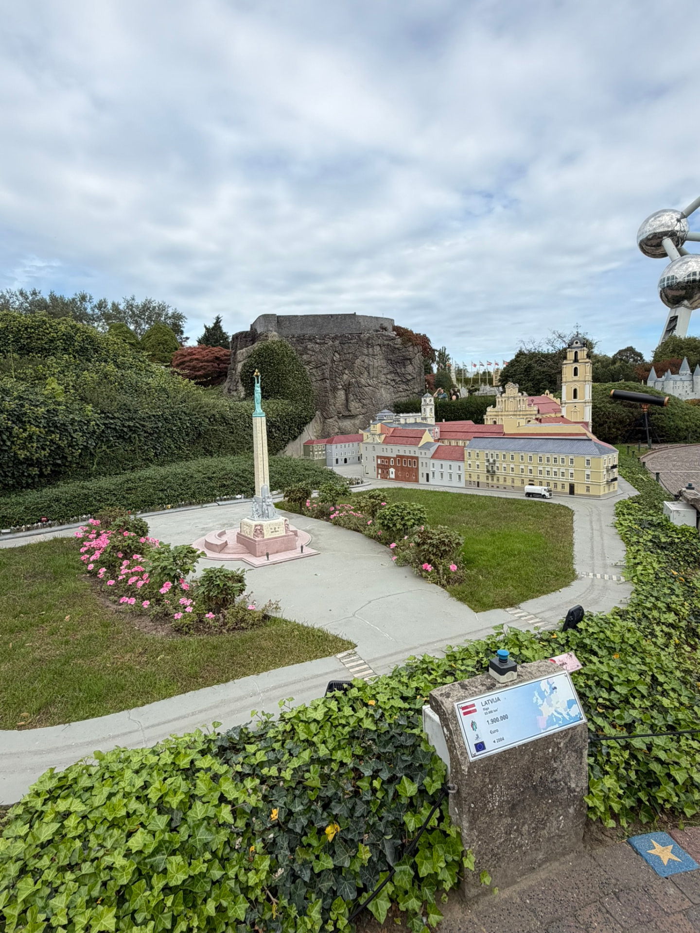 Le monument de la Liberté de Riga et la fiche d’identité de la Lettonie à Mini-Europe