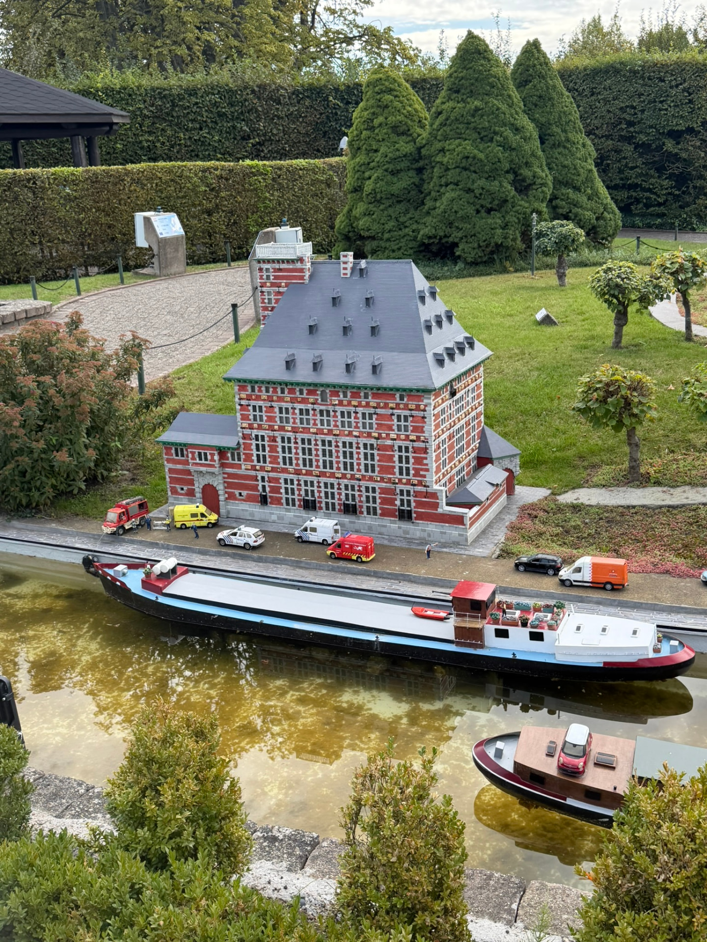 Le musée Curtius de Liège miniature au bord de l’eau, avec péniche et véhicules de secours
