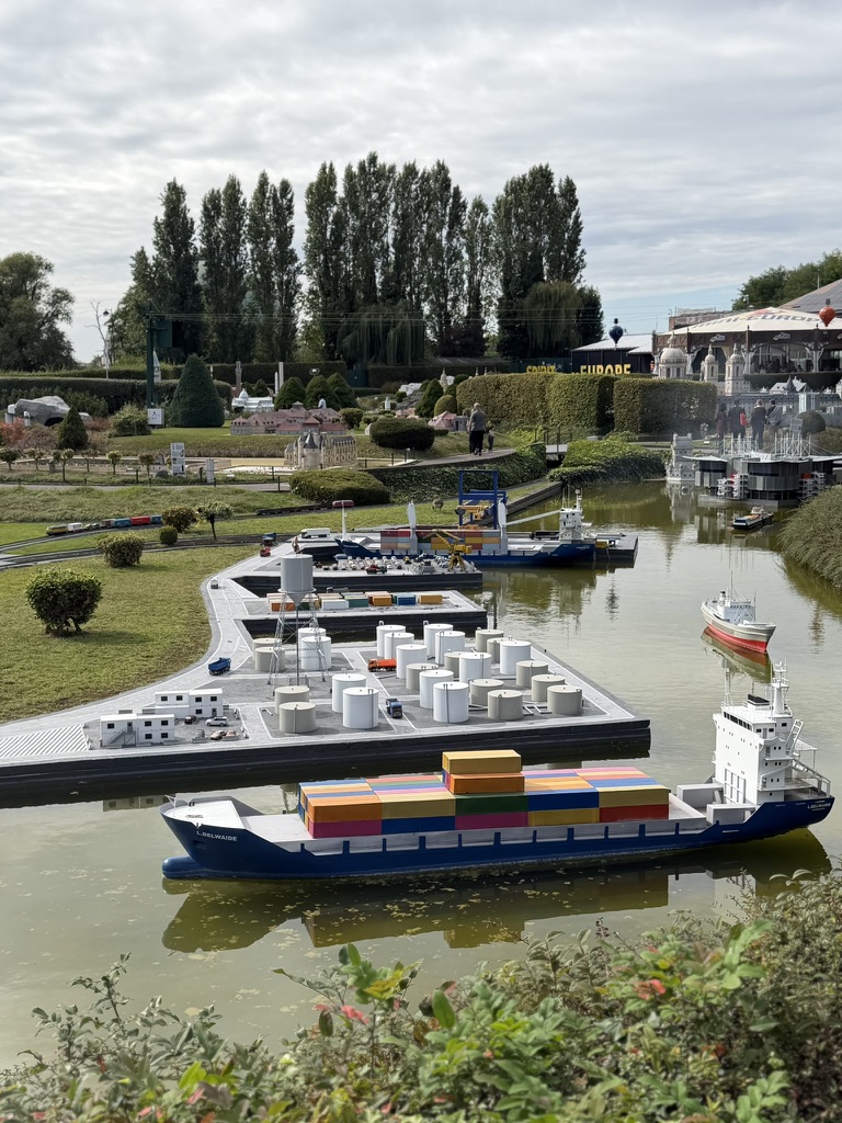 Port miniature animé avec porte-conteneurs à Mini-Europe