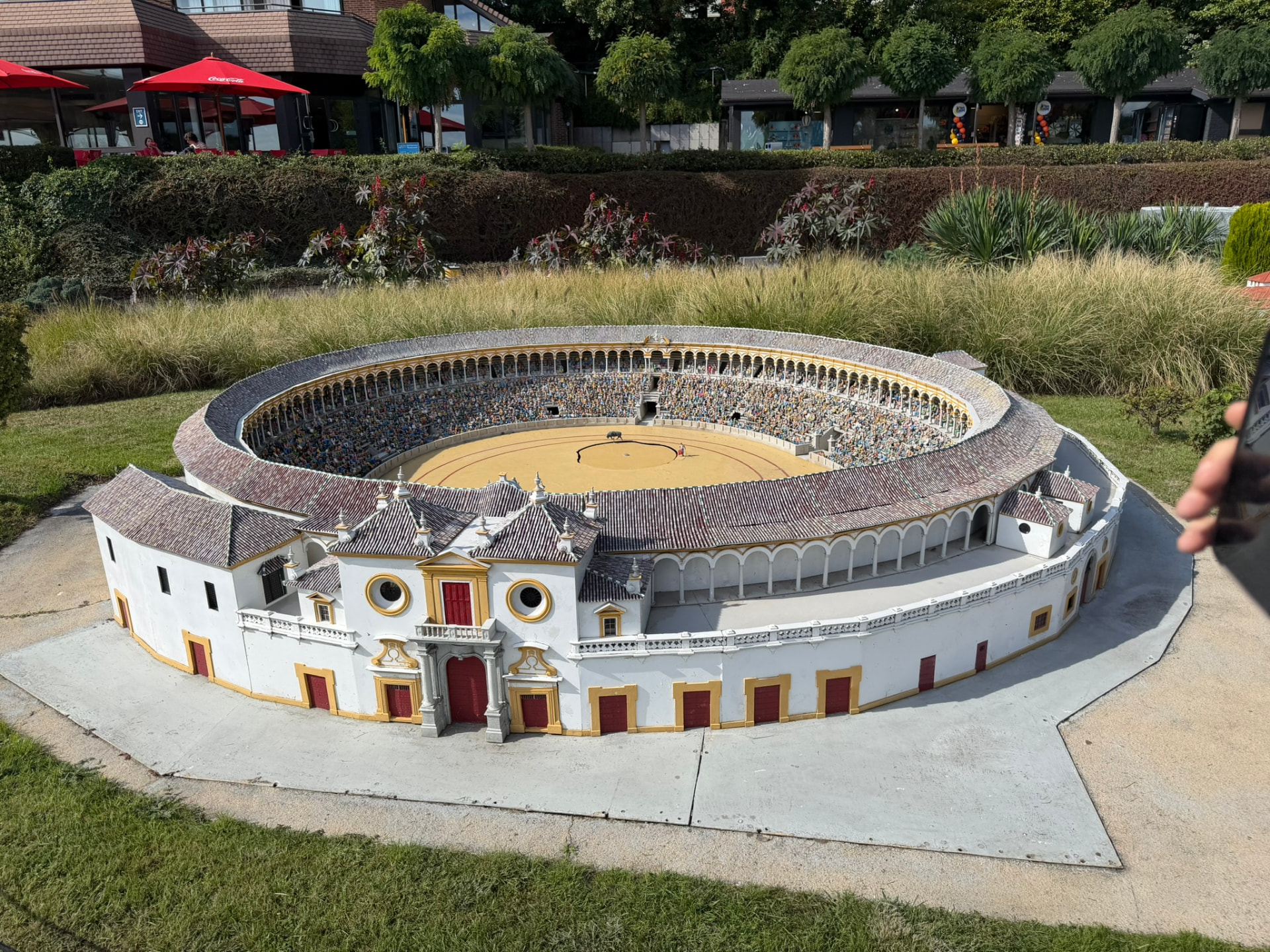 Les arènes de Séville miniatures, avec le taureau et le torero au centre
