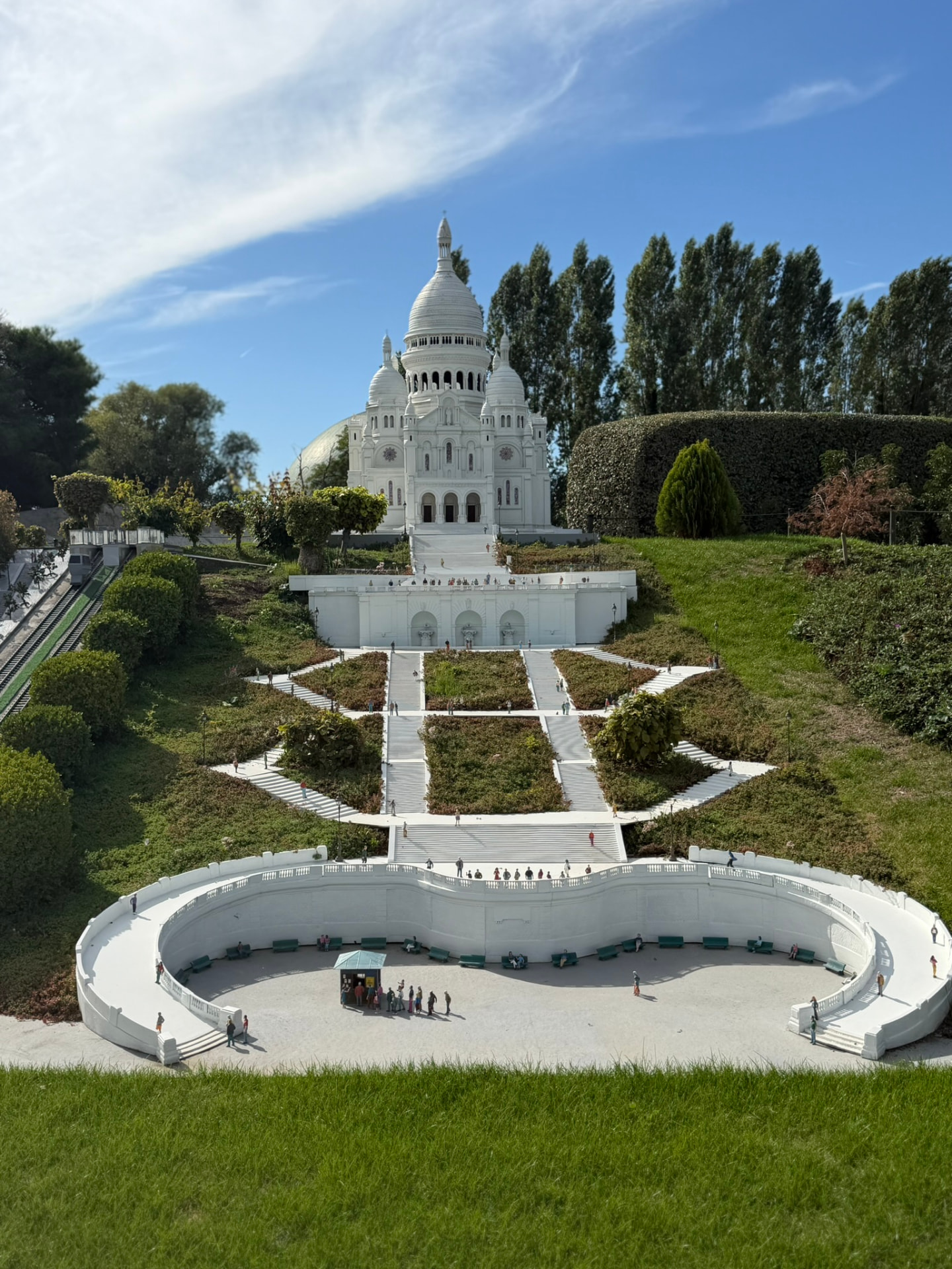Le Sacré-Cœur miniature au sommet de son escalier, sous le soleil