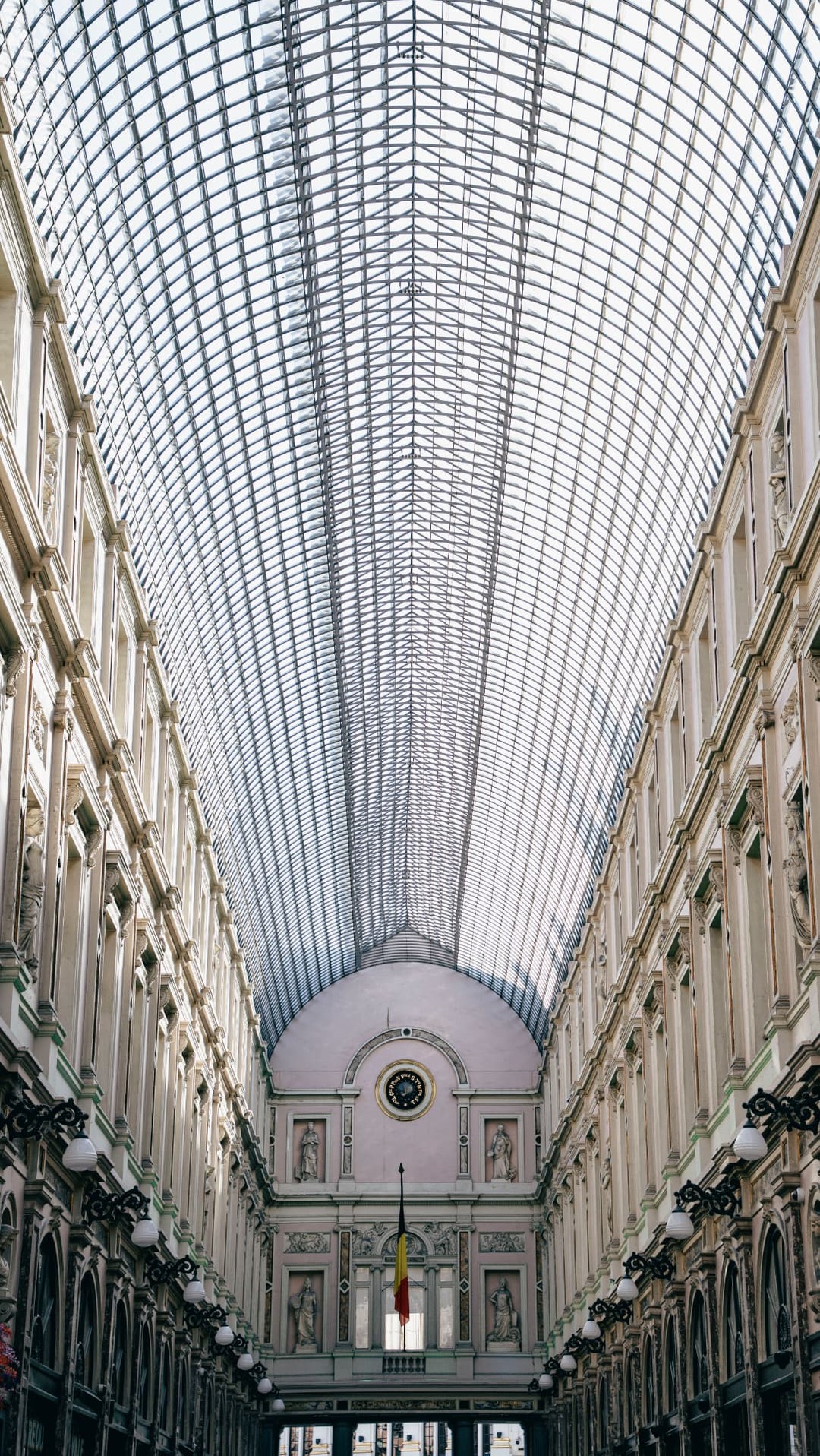 Licht glazen dak van de Koninklijke Sint-Hubertusgalerijen in Brussel