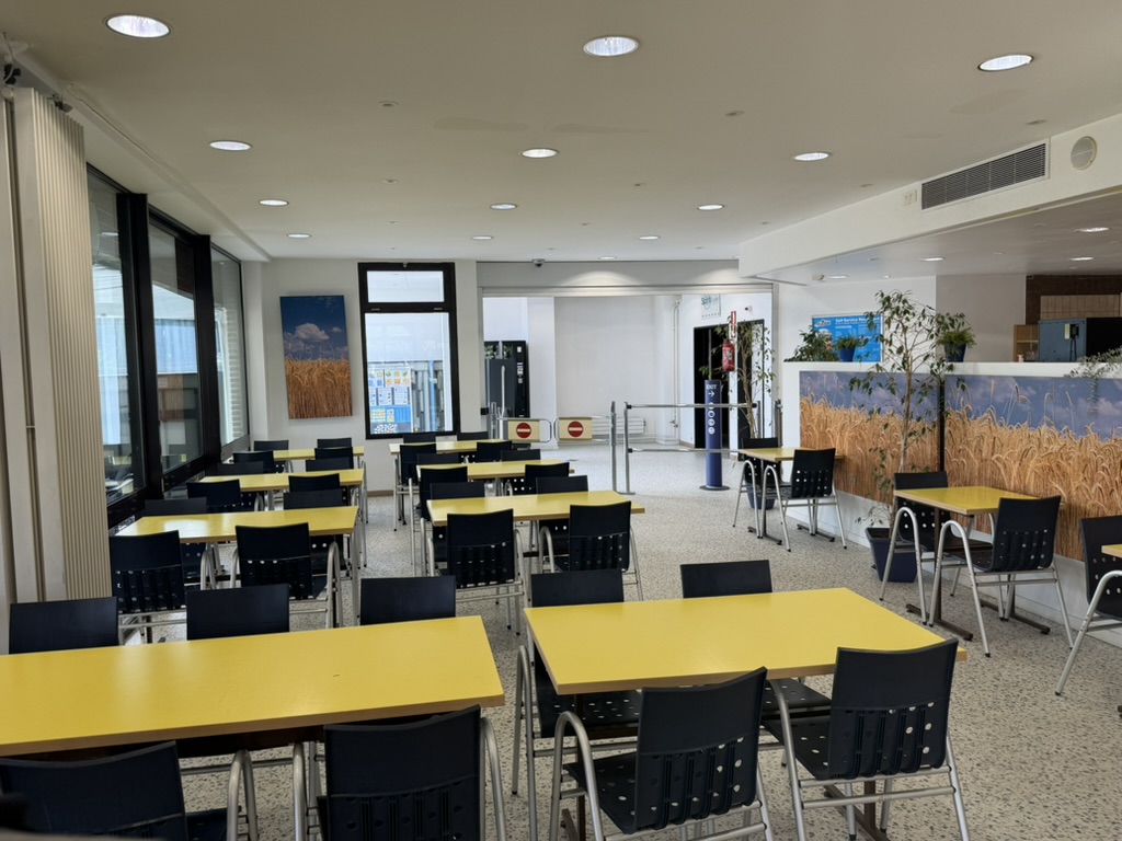 Salle de restaurant intérieure aux tables jaunes à Mini-Europe
