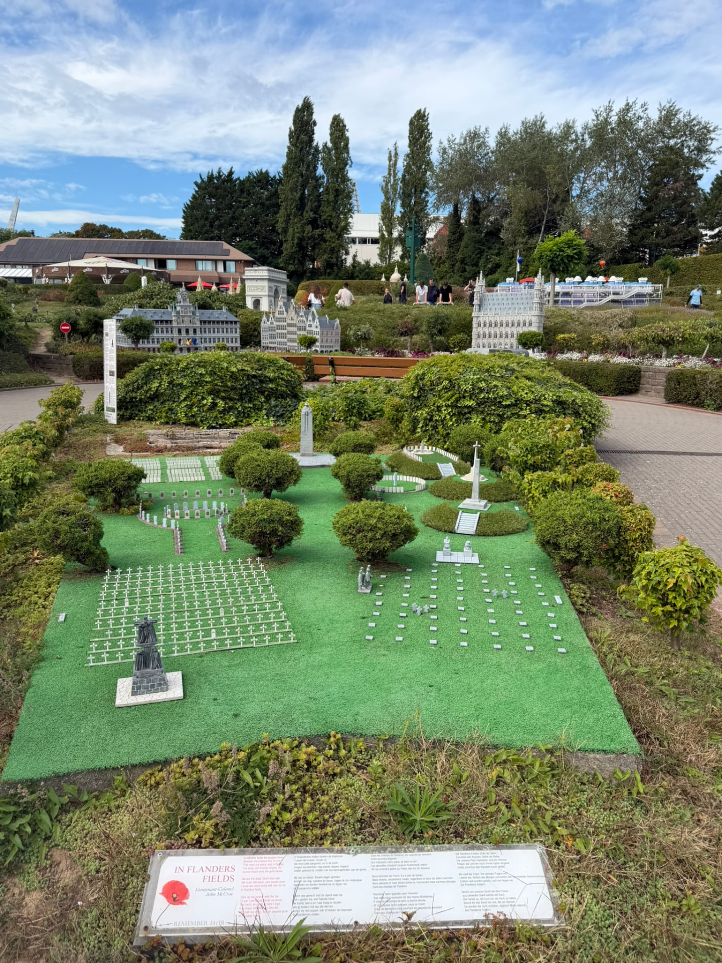 Le mémorial In Flanders Fields miniature, avec ses cimetières et la plaque du poème
