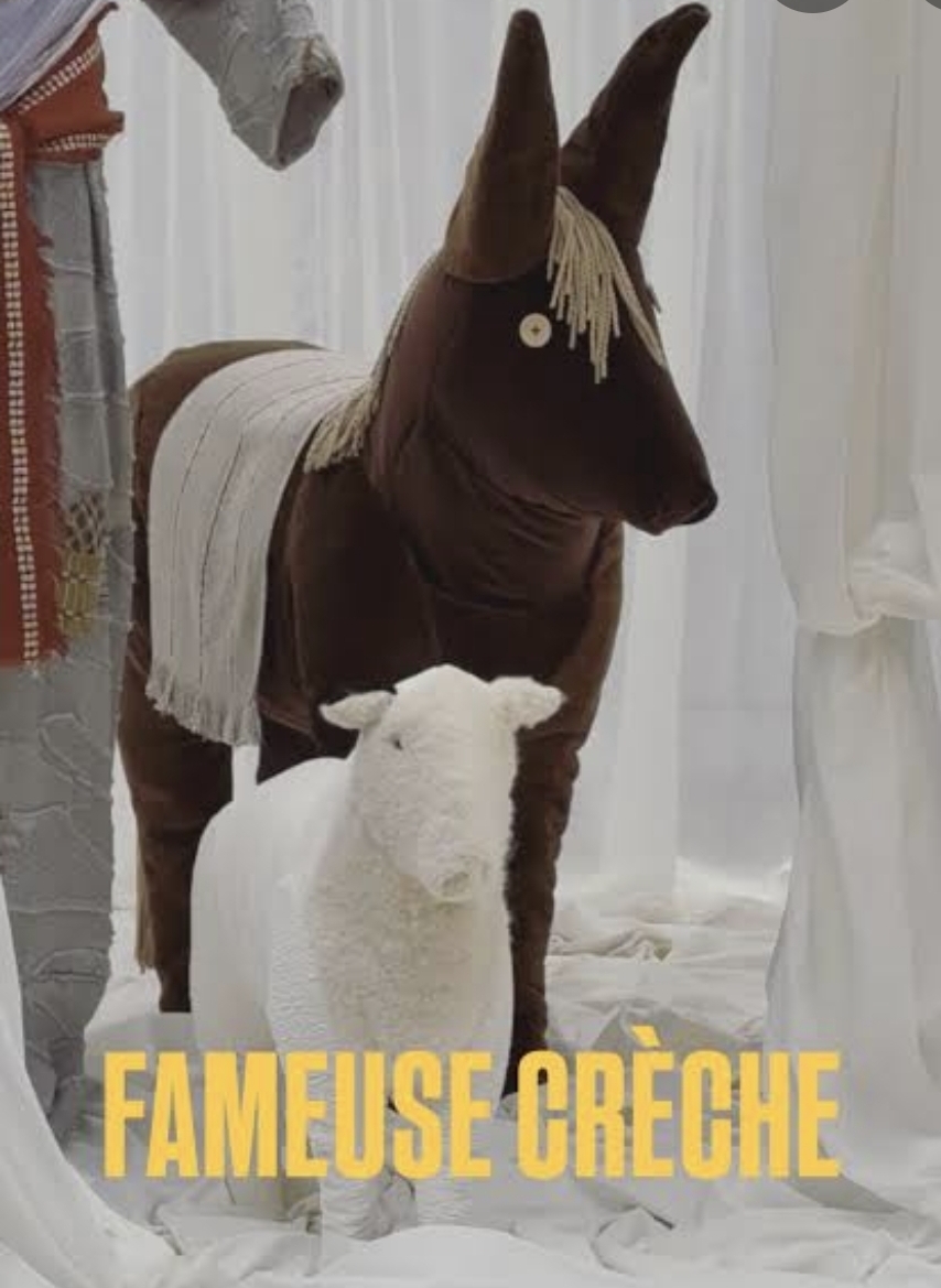 L’âne en tissu de la crèche artistique, avec un mouton au premier plan