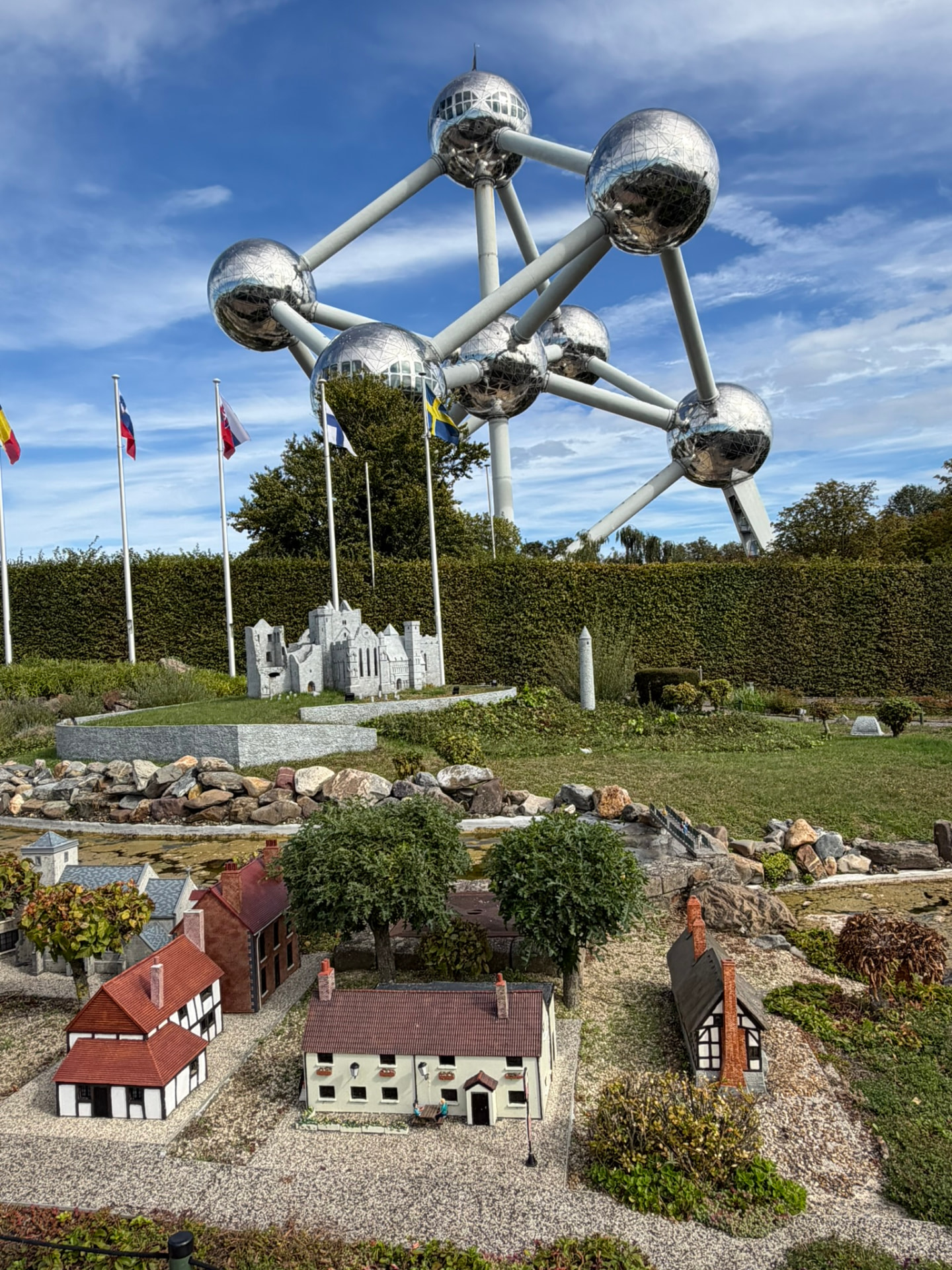 Un village anglais miniature à colombages, avec le vrai Atomium en arrière-plan