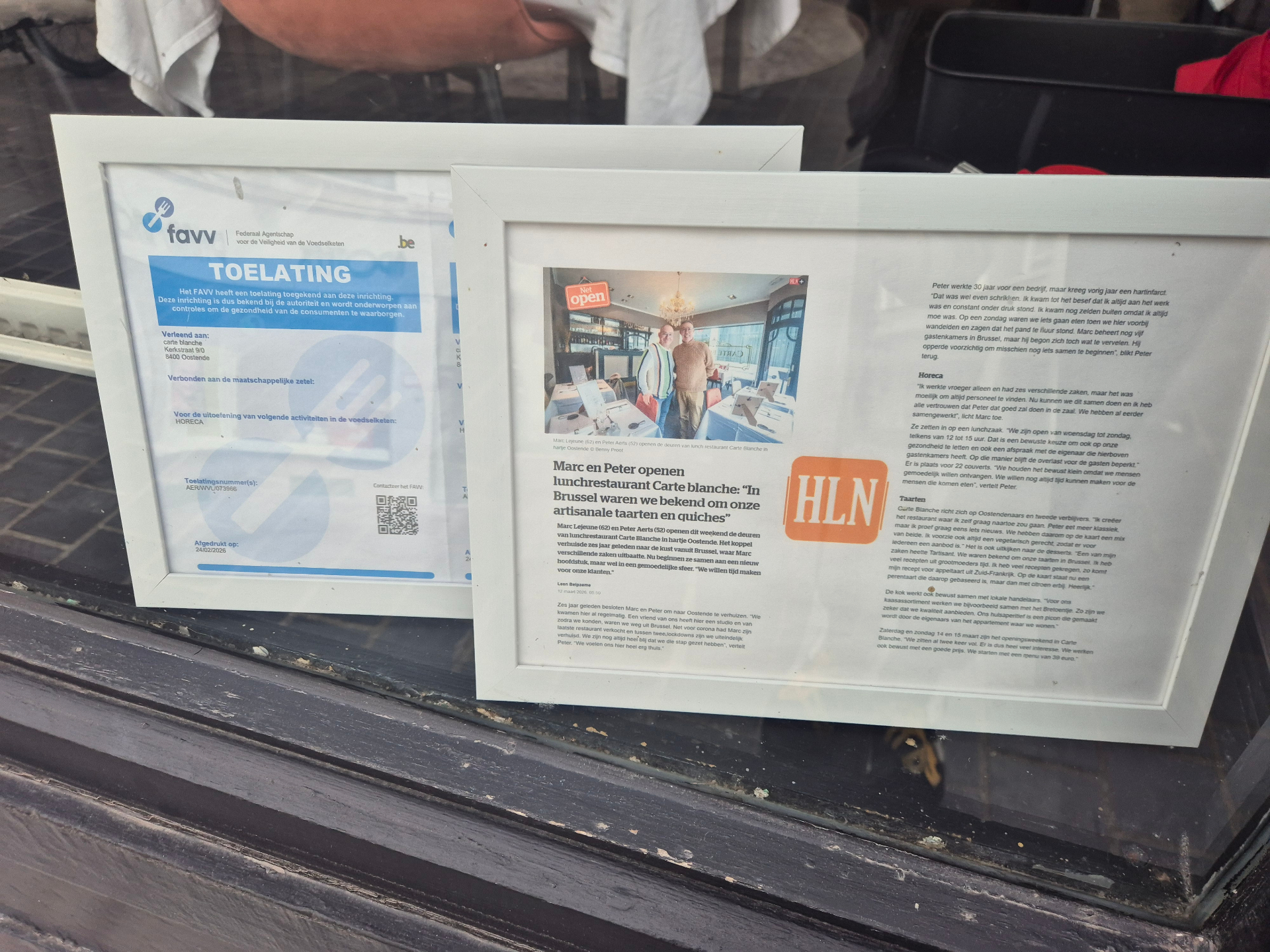 Article HLN sur Marc et Peter et attestation FAVV affichés en vitrine Article HLN sur Marc et Peter et attestation FAVV affichés en vitrine
