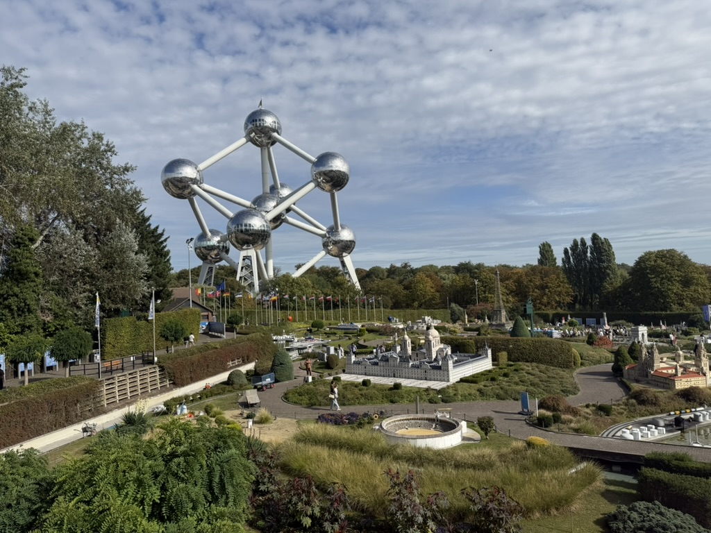 Vue panoramique sur tout le parc Mini-Europe et l’Atomium