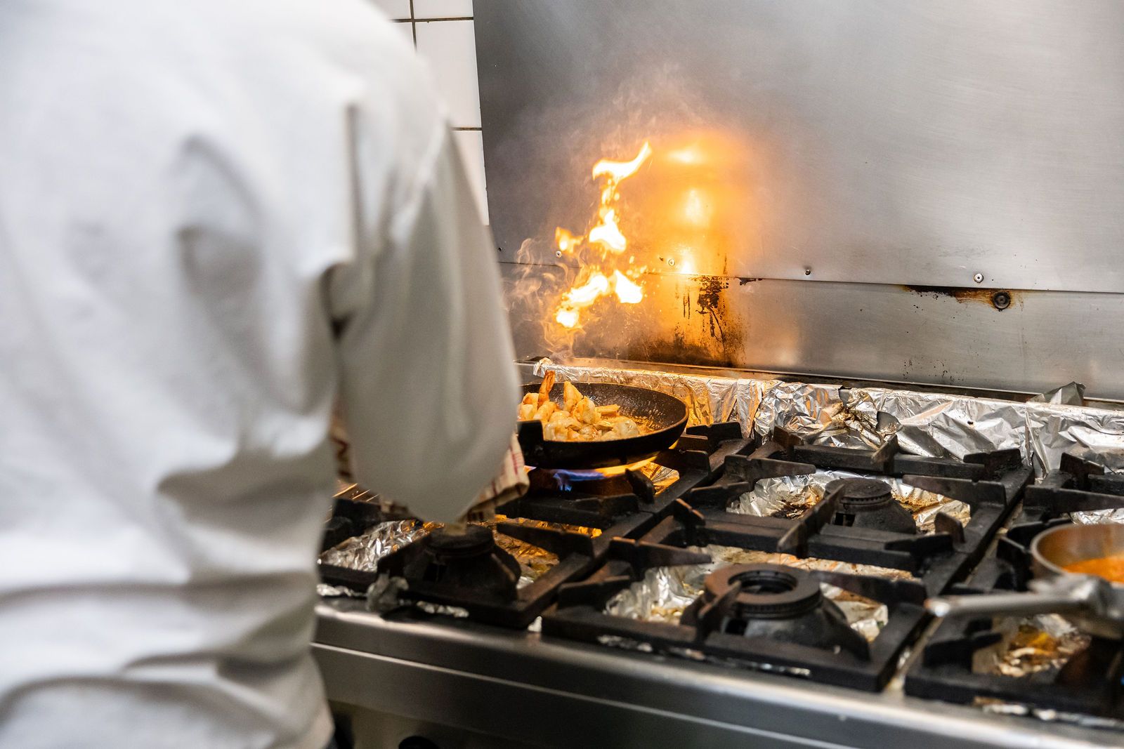 Flambée à la poêle sur les feux de la cuisine