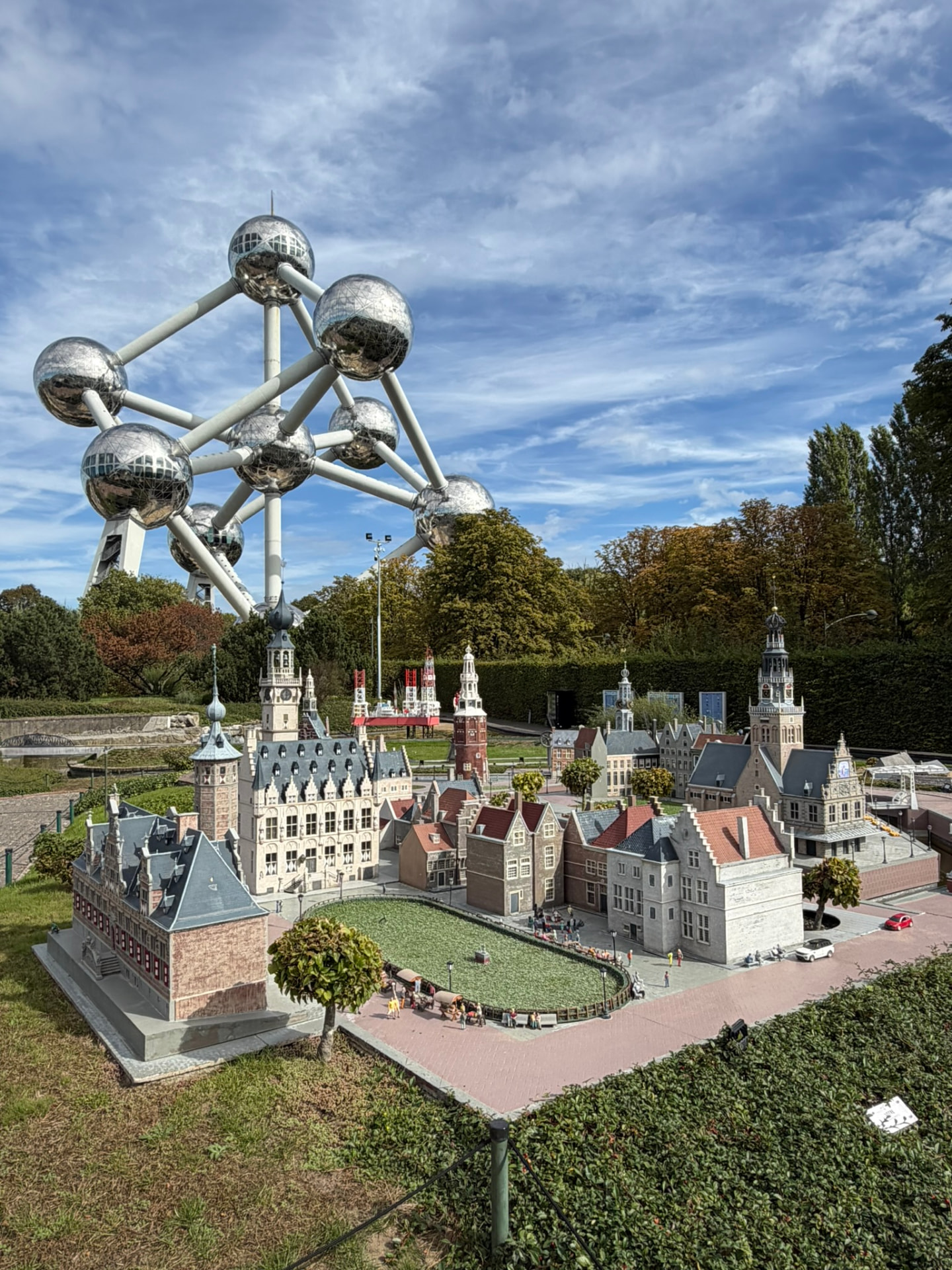 Un village néerlandais miniature à Mini-Europe, avec le vrai Atomium en arrière-plan