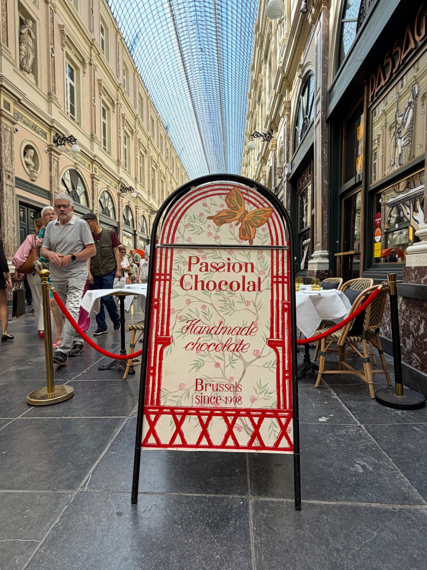 Chevalet rouge Passion Chocolat Handmade chocolate Brussels since 1998 sous la verrière des Galeries Royales Saint-Hubert