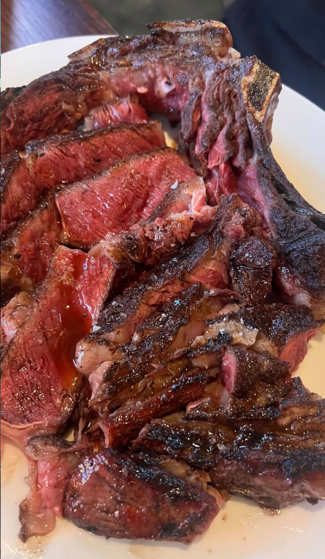Pièce de viande grillée au feu de bois chez Ralph