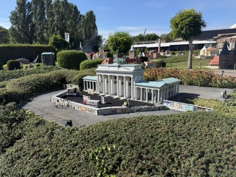 La porte de Brandebourg miniature, entourée de pans du mur de Berlin, à Mini-Europe