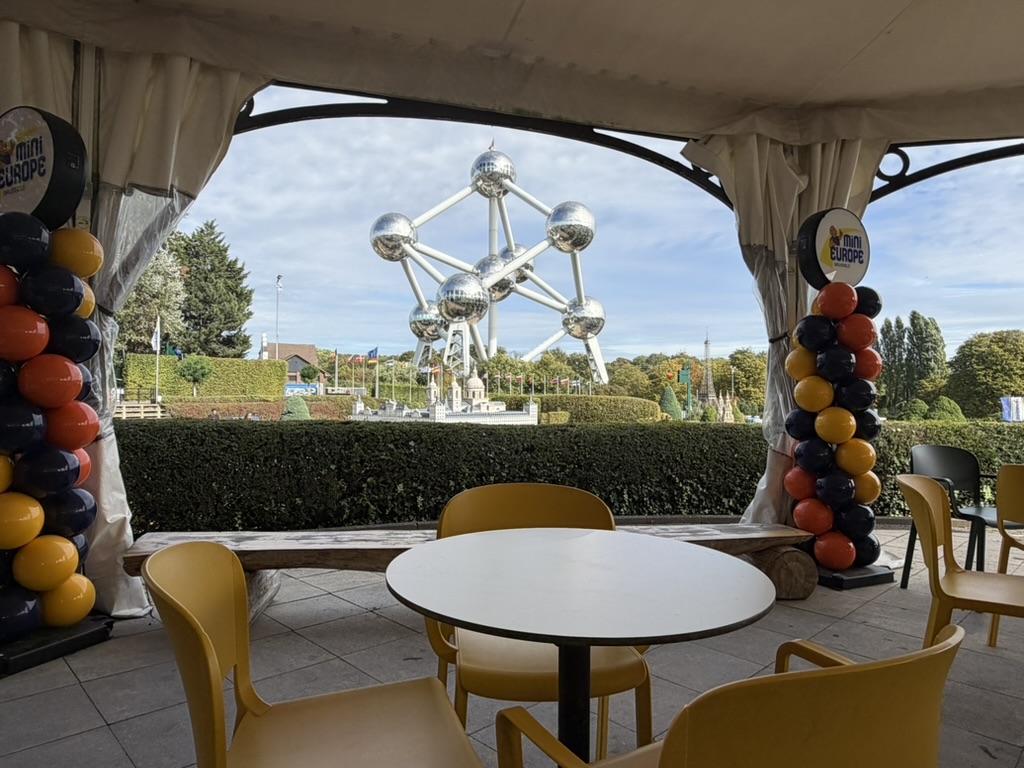 Terrasse sous chapiteau de Mini-Europe avec vue sur l’Atomium