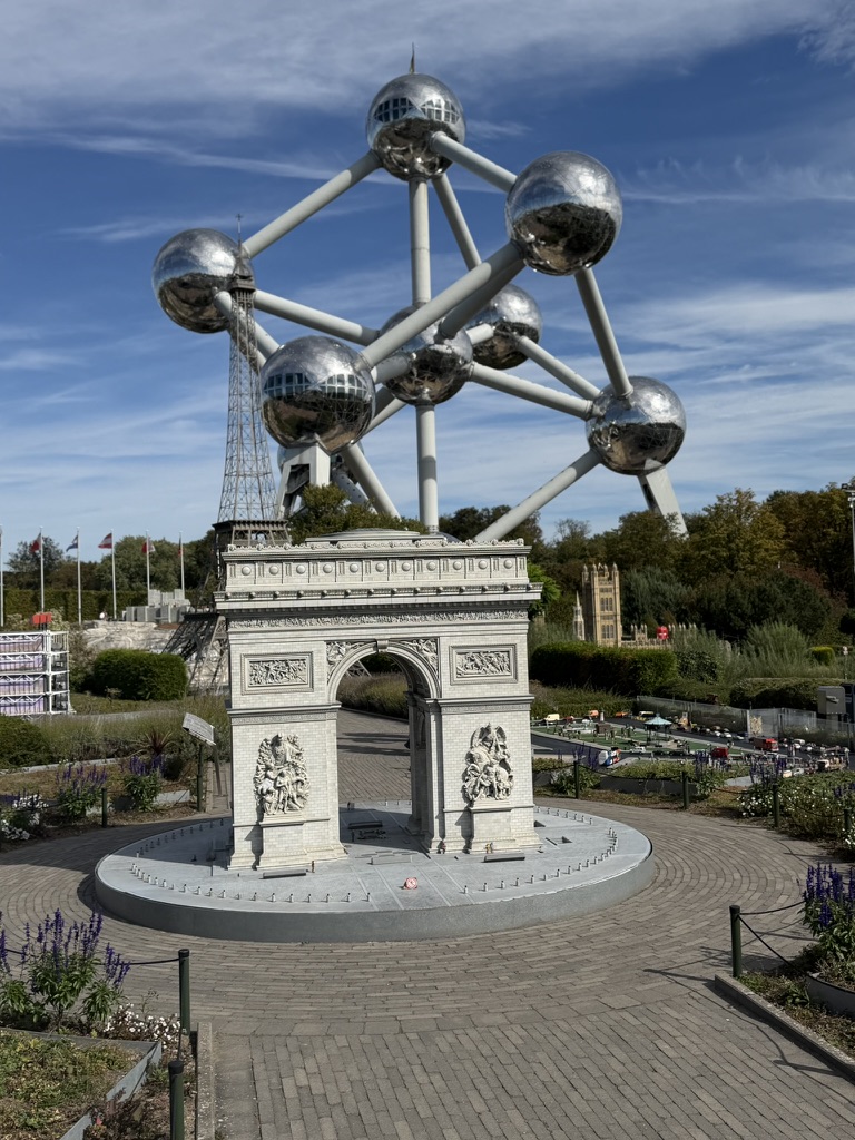 L’Arc de Triomphe miniature avec le vrai Atomium en arrière-plan