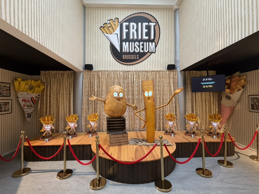 Vidéo : Les Recos de Lio — reportage au Friet Museum Brussels Friet Museum Brussels: the potato and fries mascots as stars under the museum sign — © Friet Museum Brussels