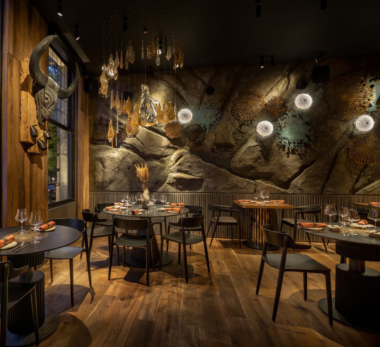 Salle de Molfar avec mur en roche sculptée et suspensions en verre soufflé, Bruxelles