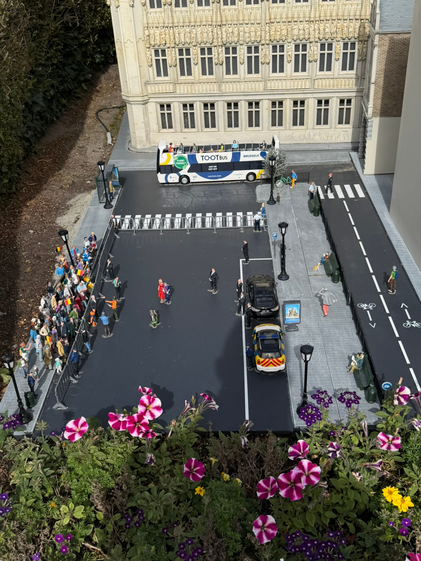Le Tootbus de Bruxelles miniature devant une foule de figurines aux drapeaux belges