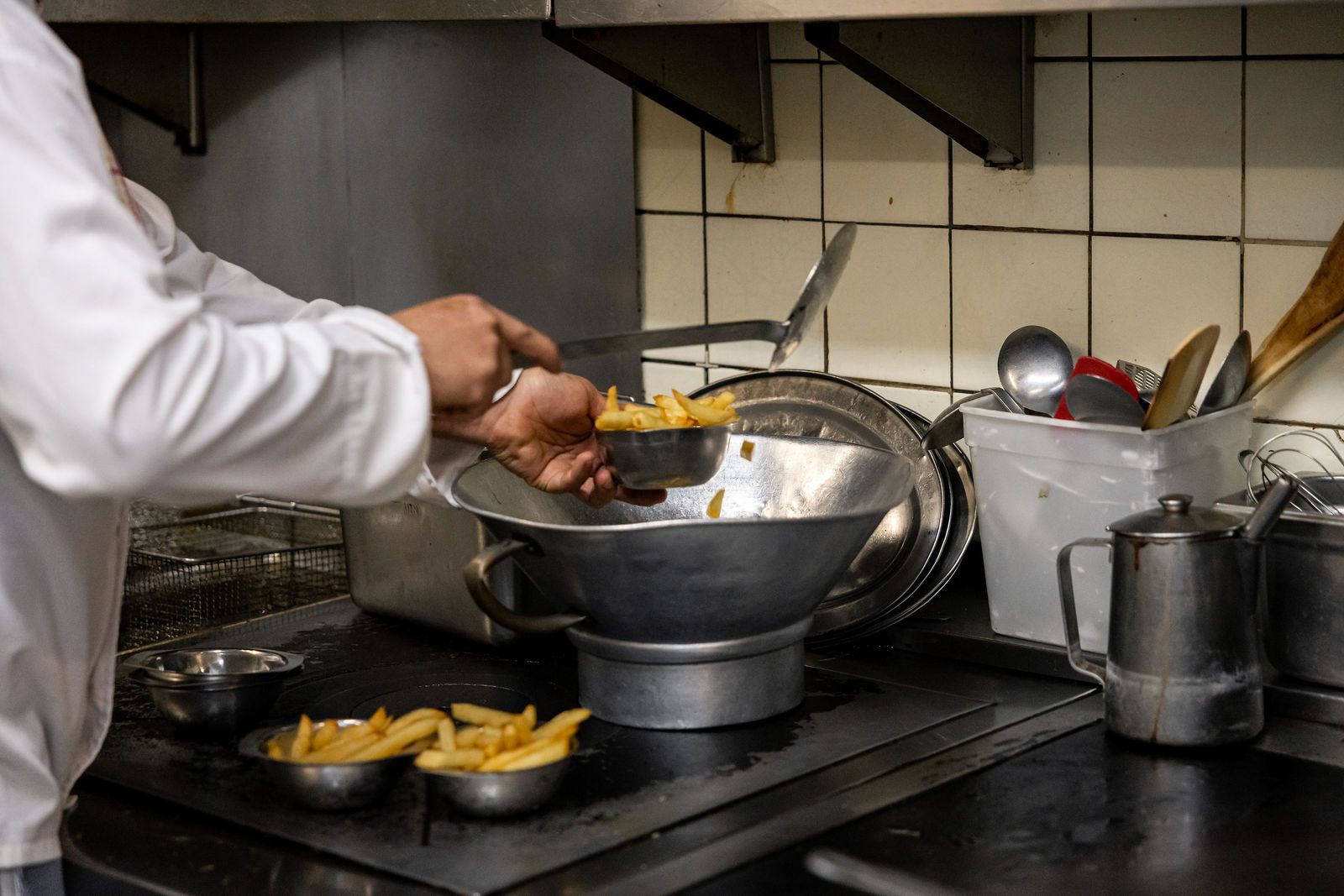 Frites maison égouttées en cuisine