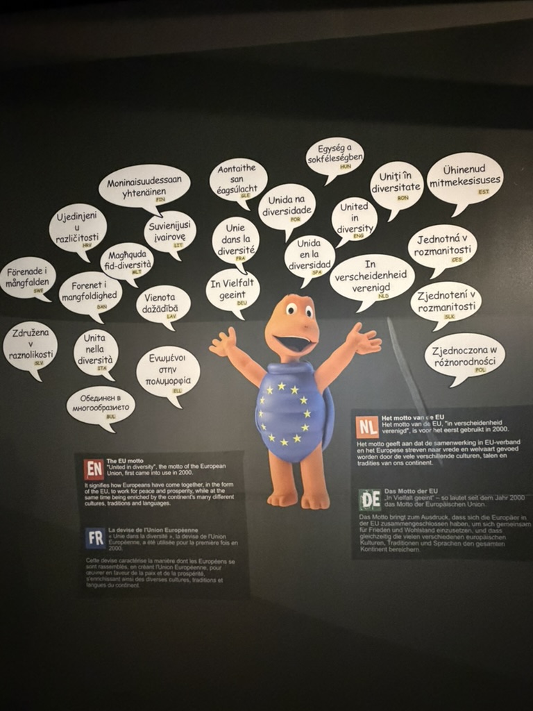 La tortue aux étoiles européennes entourée de la devise « Unie dans la diversité » en plusieurs langues