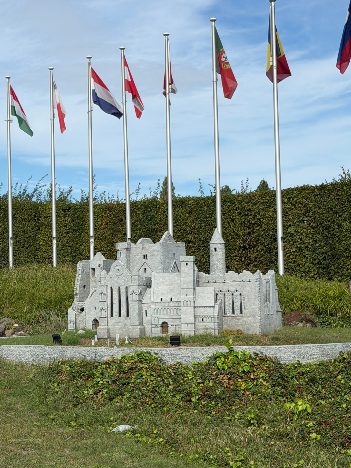 Un château irlandais miniature au pied des mâts de drapeaux européens