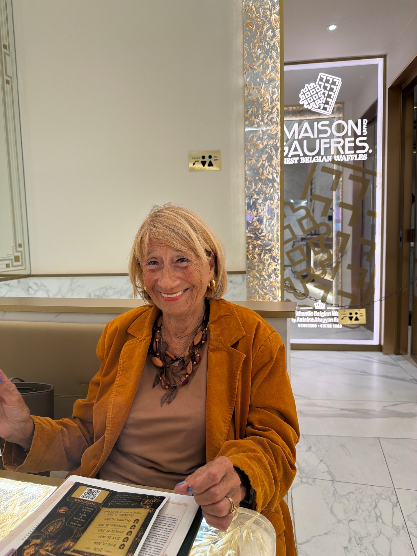 Sonia Neefs à La Maison des Gaufres, rue du Marché aux Herbes, à Bruxelles. Foto bij het artikel « La Maison des Gaufres: de Brusselse ambassade van de wafel, Grasmarkt »