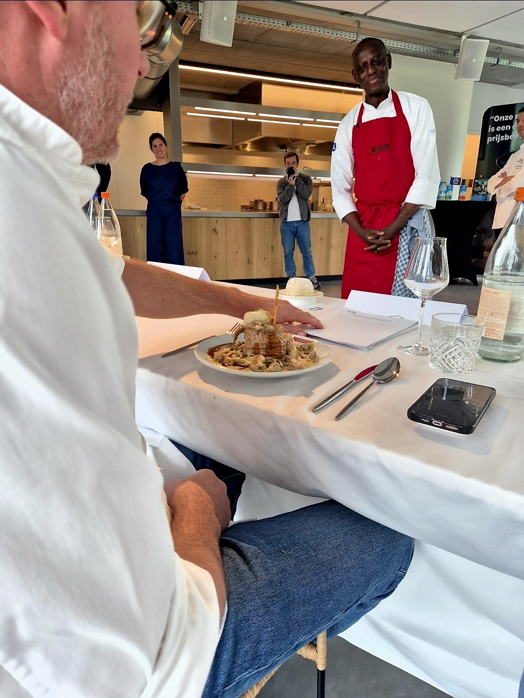 Présentation d’une assiette au jury en cuisine ouverte Présentation d’une assiette au jury en cuisine ouverte