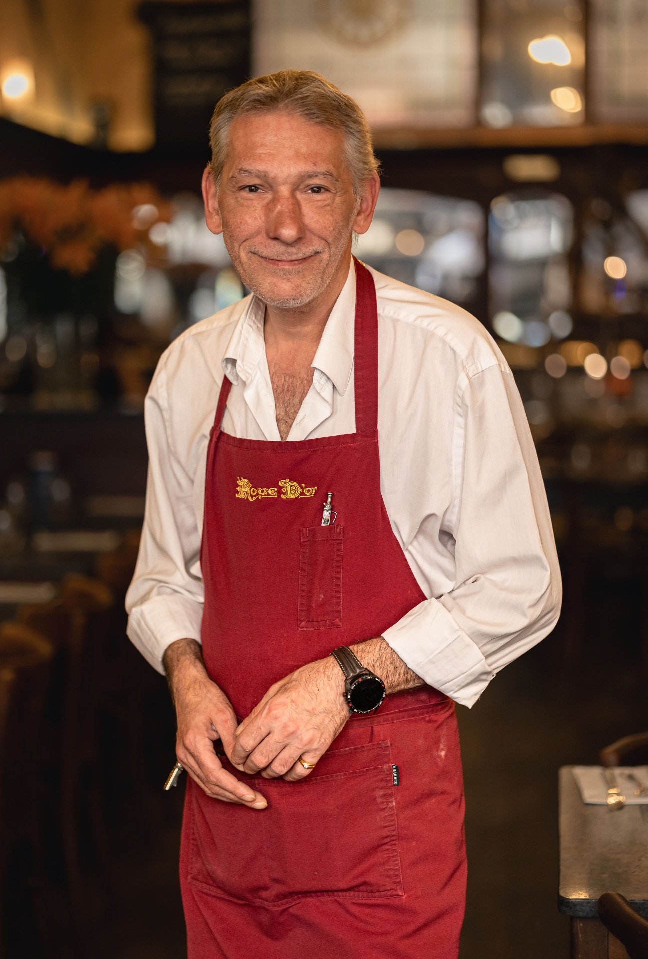 Portrait d’Yves, patron de La Roue d’Or, brasserie iconique de la rue des Chapeliers à Bruxelles