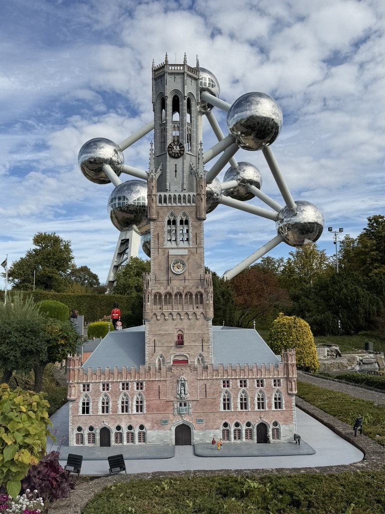 Le beffroi de Bruges miniature avec le vrai Atomium en arrière-plan