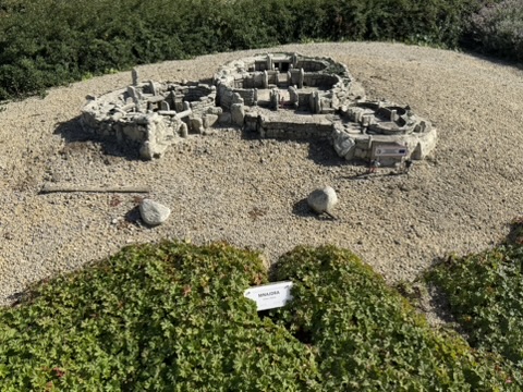 Les temples de Mnajdra à Malte, miniatures, avec leur panneau à Mini-Europe
