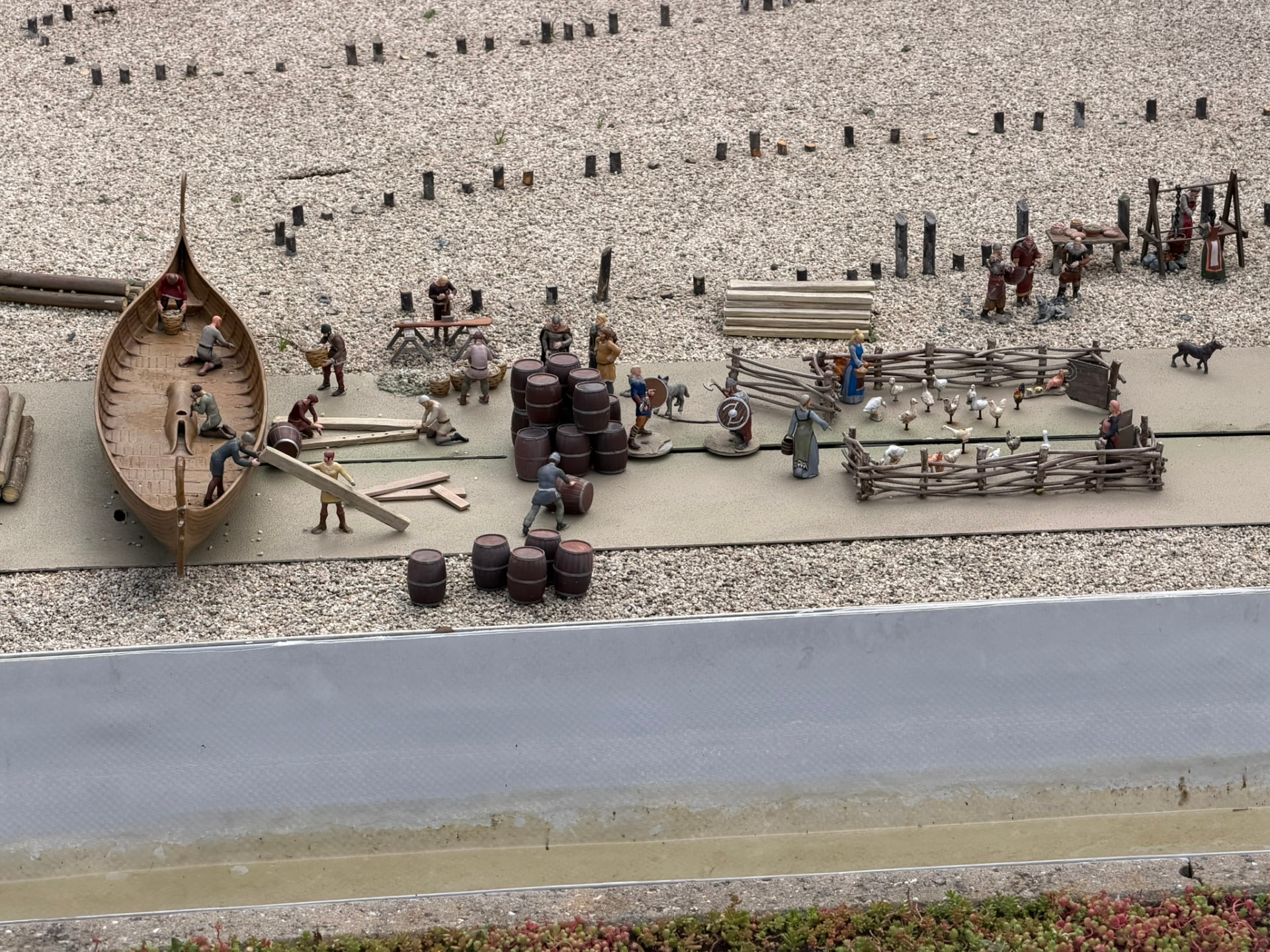 Scène viking miniature avec drakkar, tonneliers et figurines à Mini-Europe