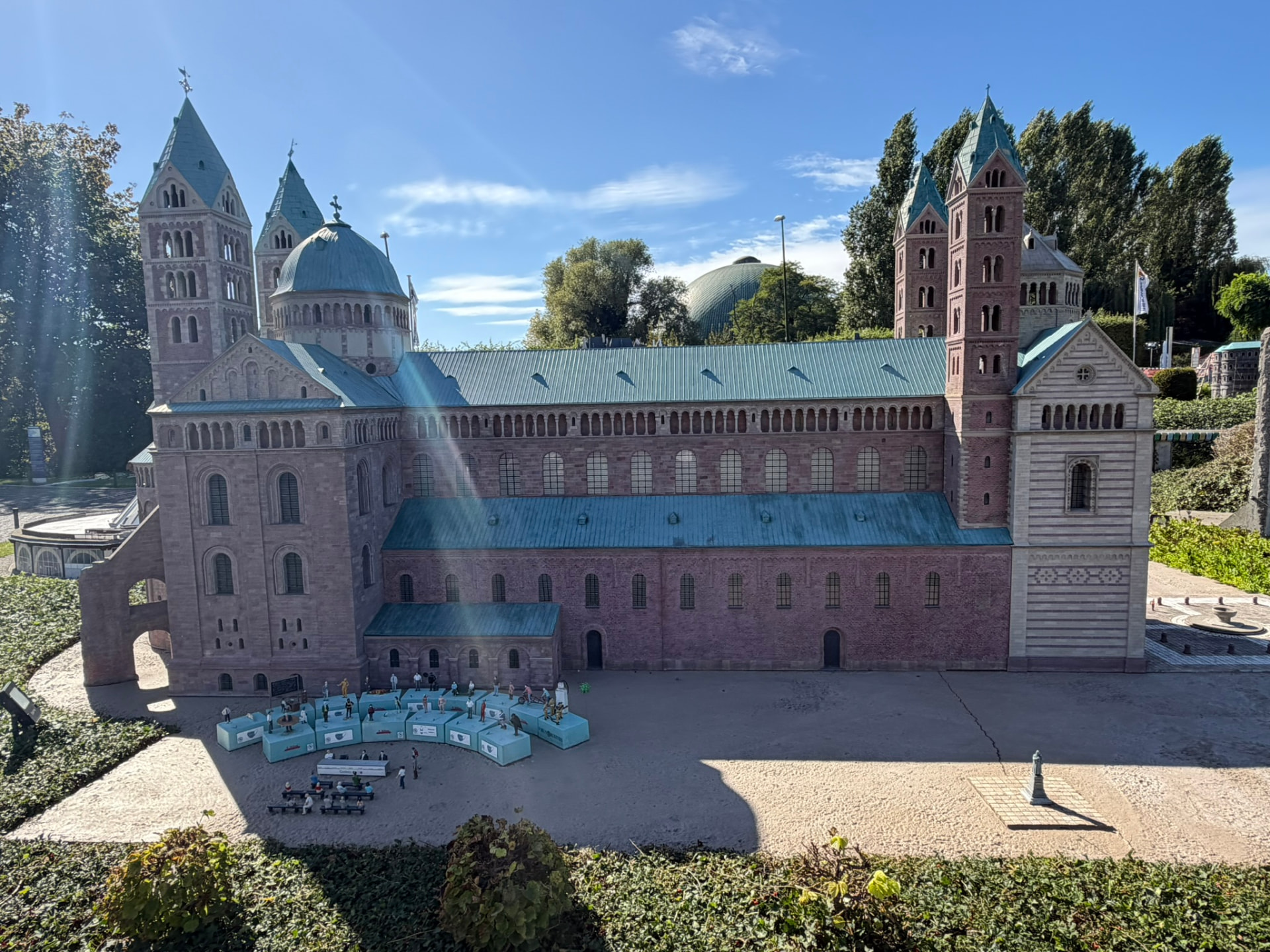 La cathédrale de Spire miniature, avec son petit marché, à Mini-Europe