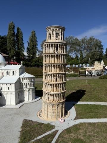 La tour de Pise miniature, penchée, à Mini-Europe