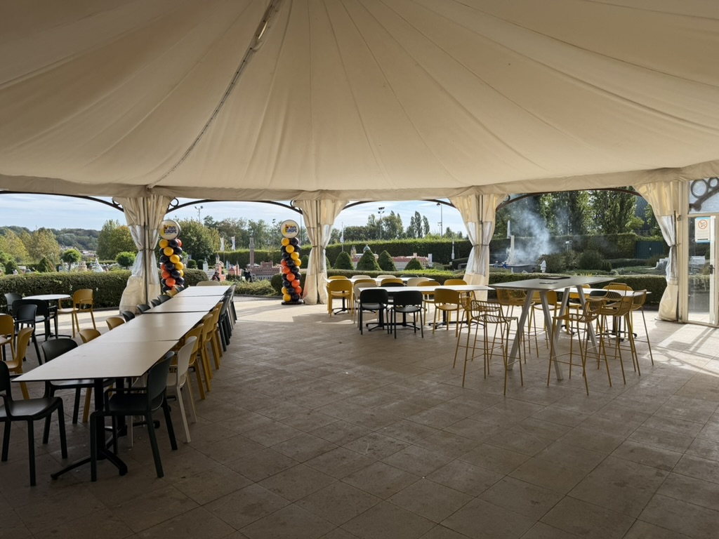Grande terrasse sous chapiteau ouverte sur le parc Mini-Europe