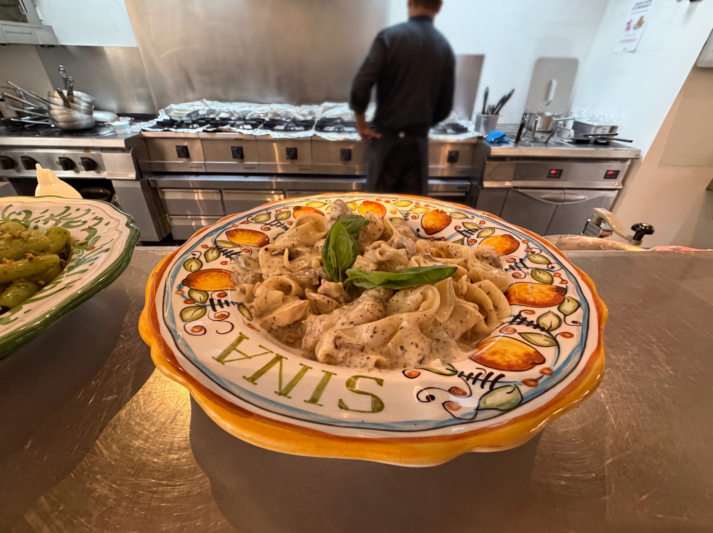 Tagliatelle crémeuses à la truffe servies sur une assiette sicilienne Sina