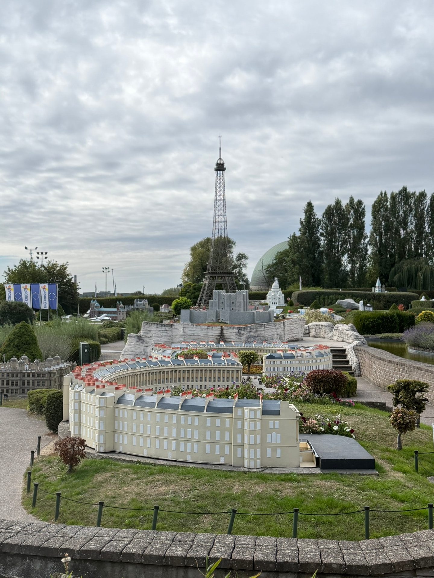 La tour Eiffel miniature et les immeubles parisiens de Mini-Europe