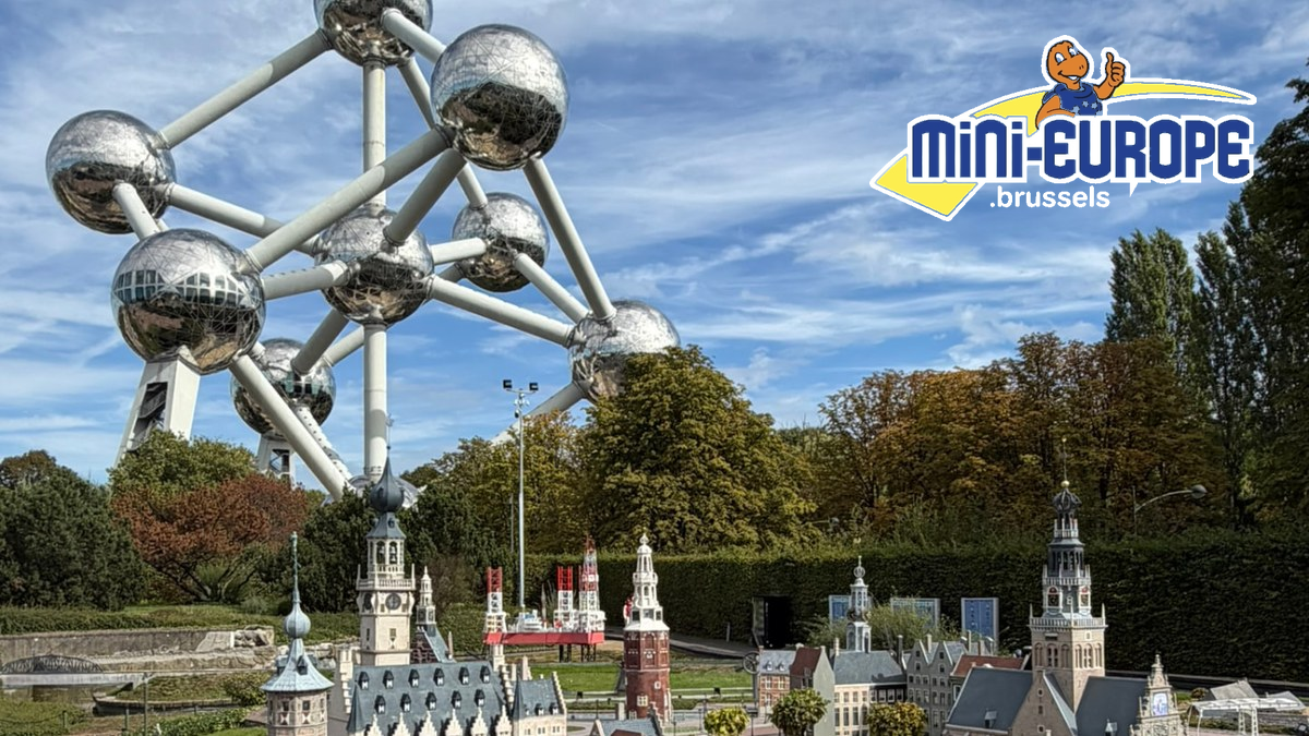 Le vrai Atomium dominant les villes miniatures de Mini-Europe, sous un grand ciel bleu