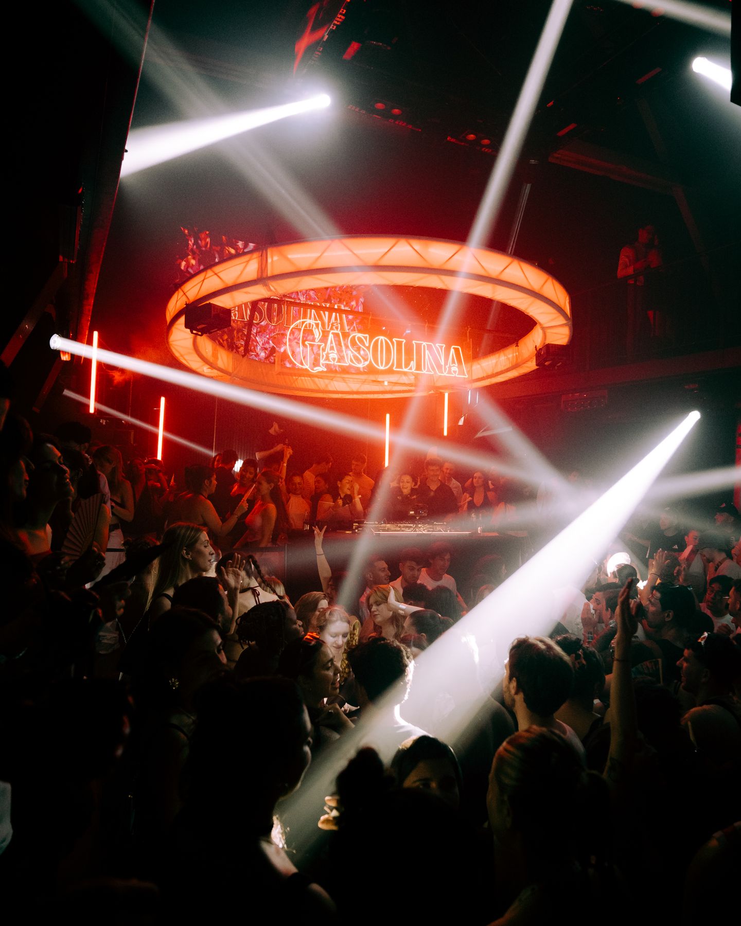 Mains levées pendant un set reggaeton au C12