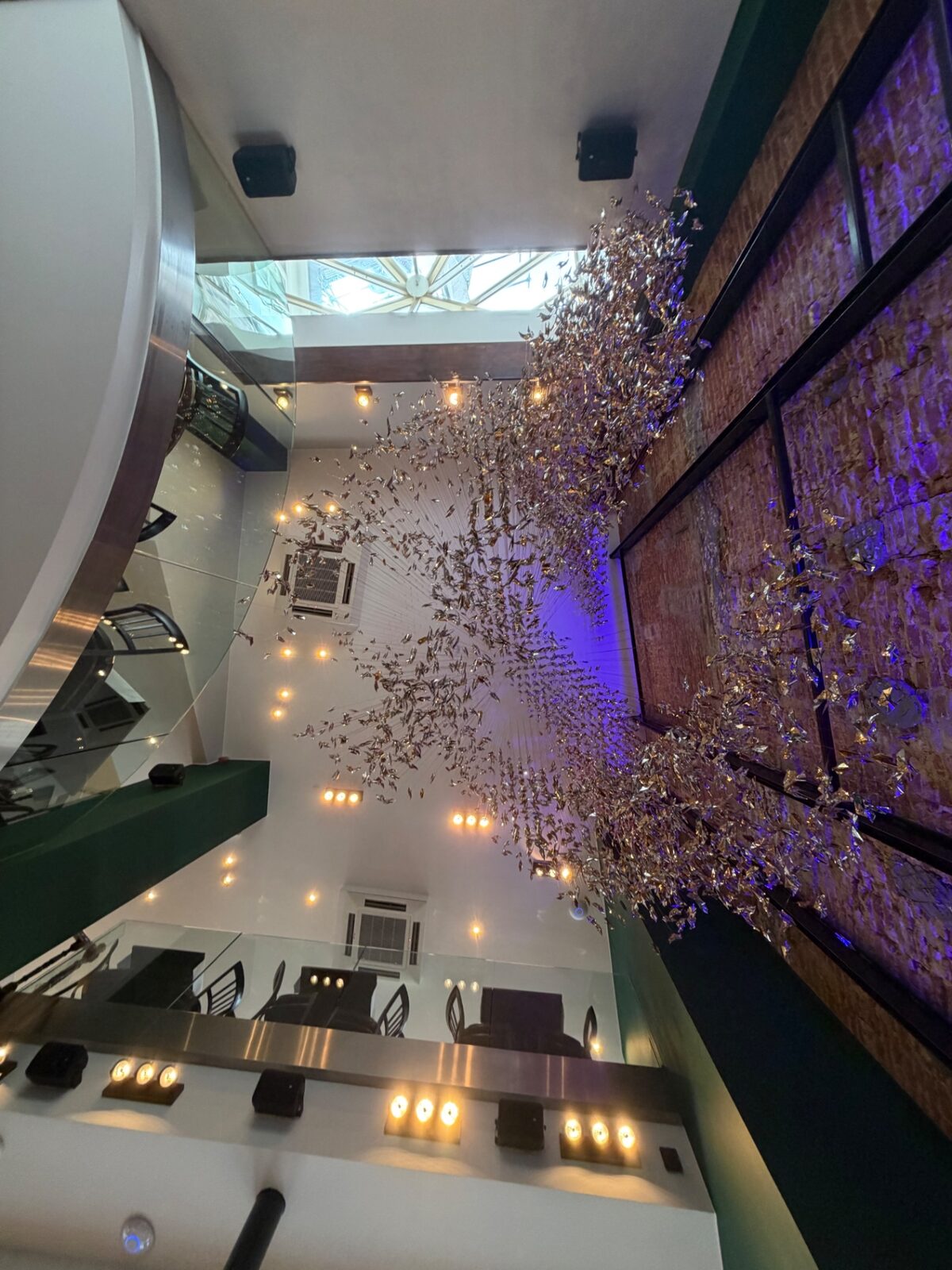 Plafond d’Auguste recouvert des 5 000 origamis dorés de Charles Kaisin