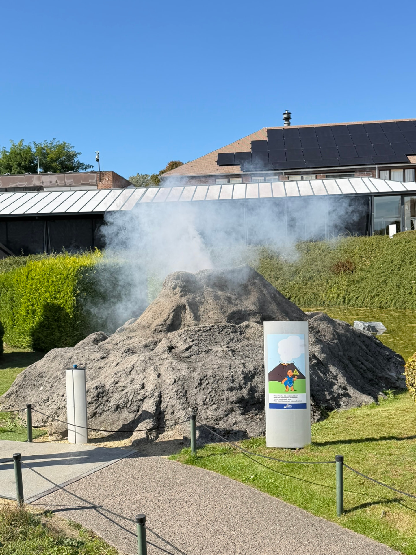 Le Vésuve miniature en éruption, avec sa fumée, à Mini-Europe