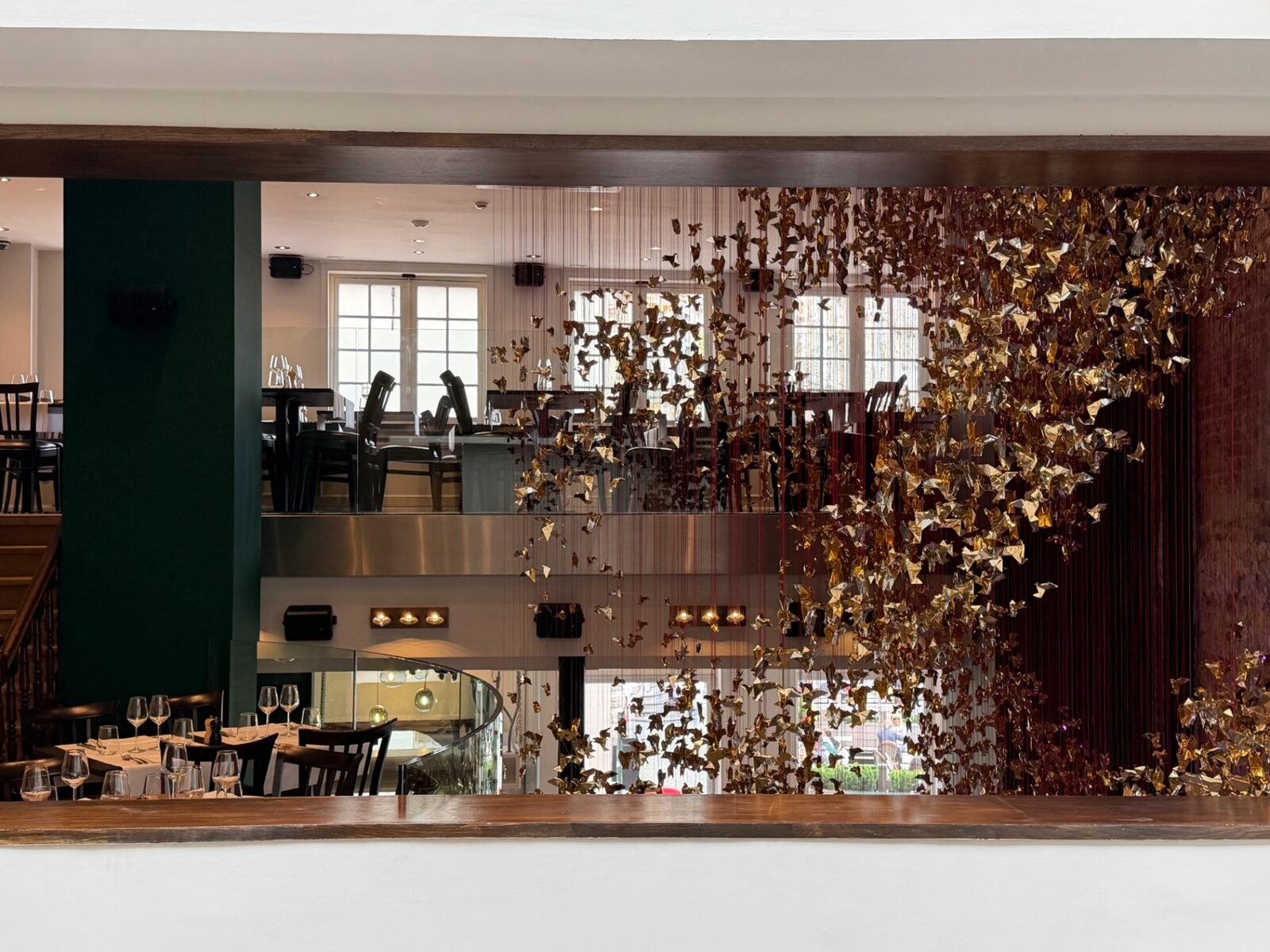 Atrium central d’Auguste avec la cascade des 5 000 origamis dorés de Charles Kaisin