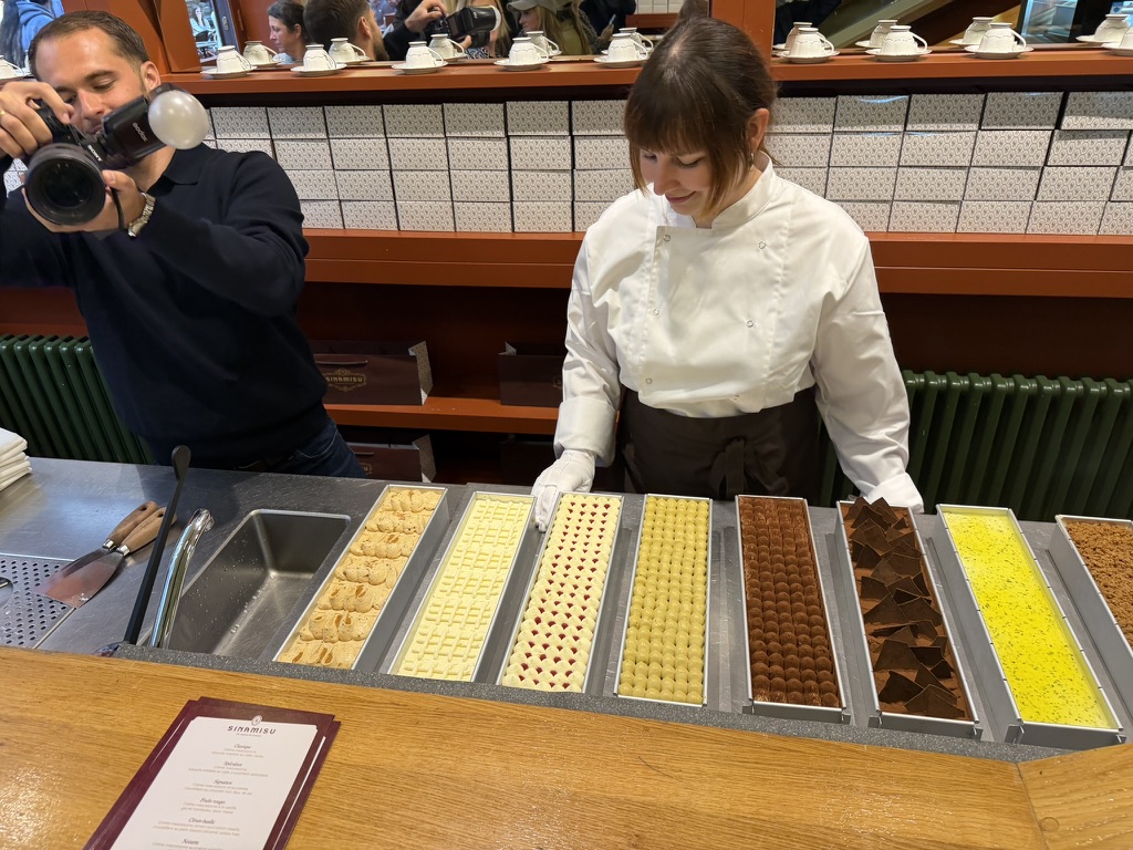 Préparation artisanale des tiramisus derrière le comptoir de Sinamisu à Bruxelles
