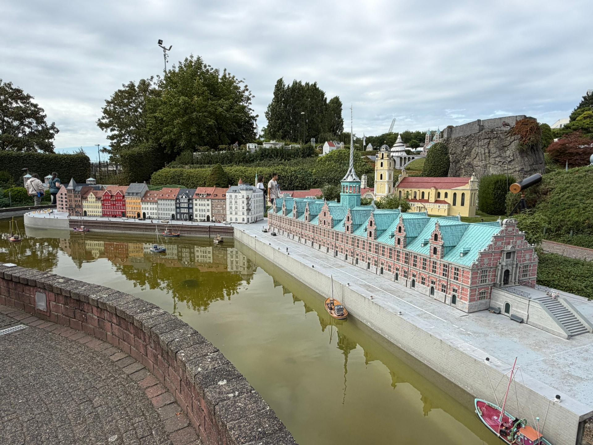 Nyhavn et la Bourse de Copenhague miniatures au bord du bassin de Mini-Europe