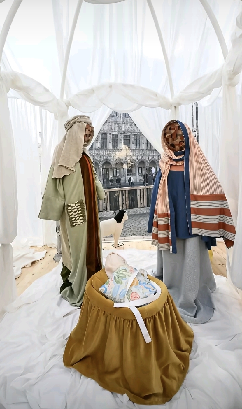 Crèche 2025 de la Grand-Place : Marie et Joseph en tissu, sans visage, sous un voile blanc