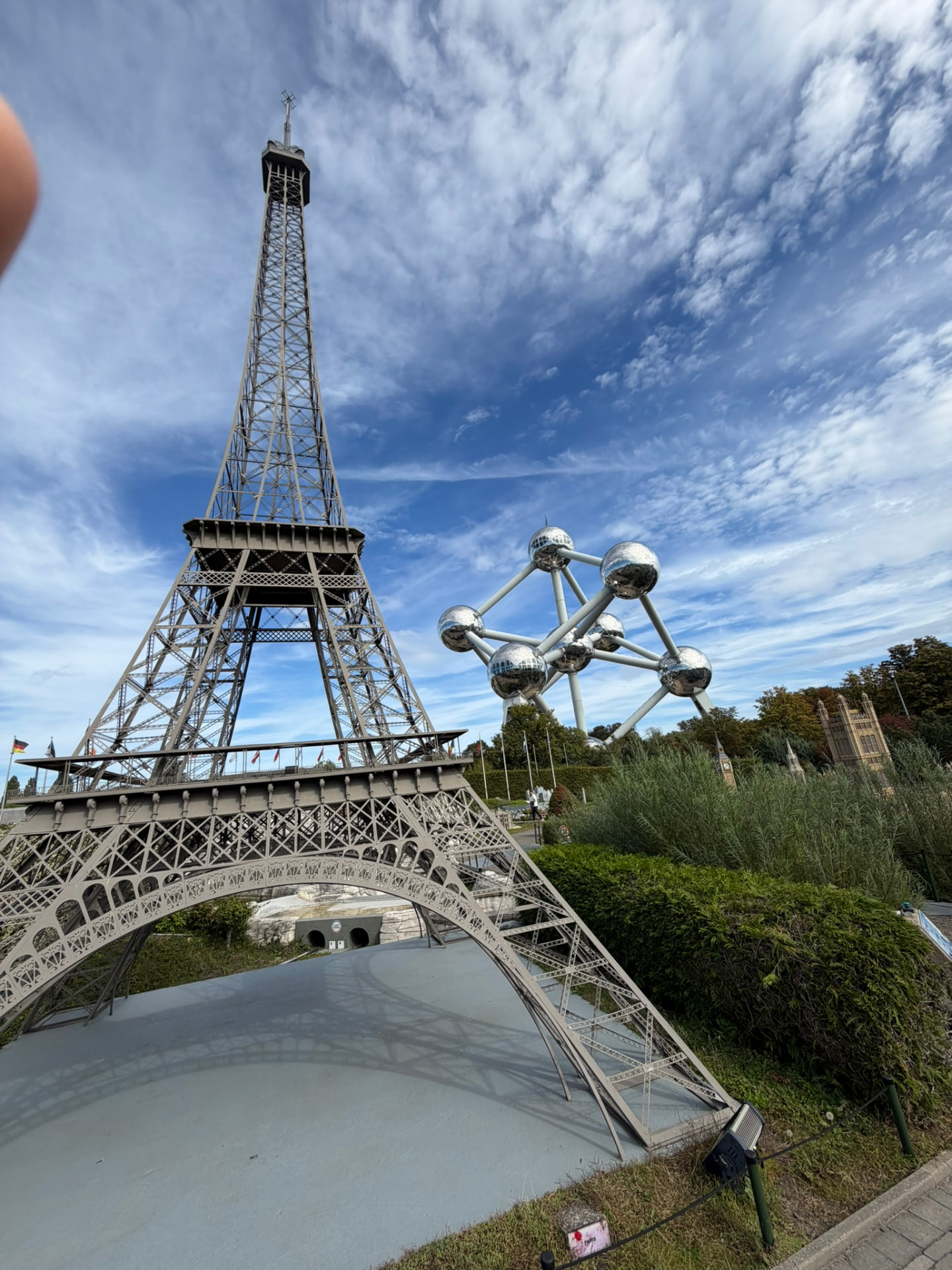 La tour Eiffel miniature face au vrai Atomium, sous un ciel bleu