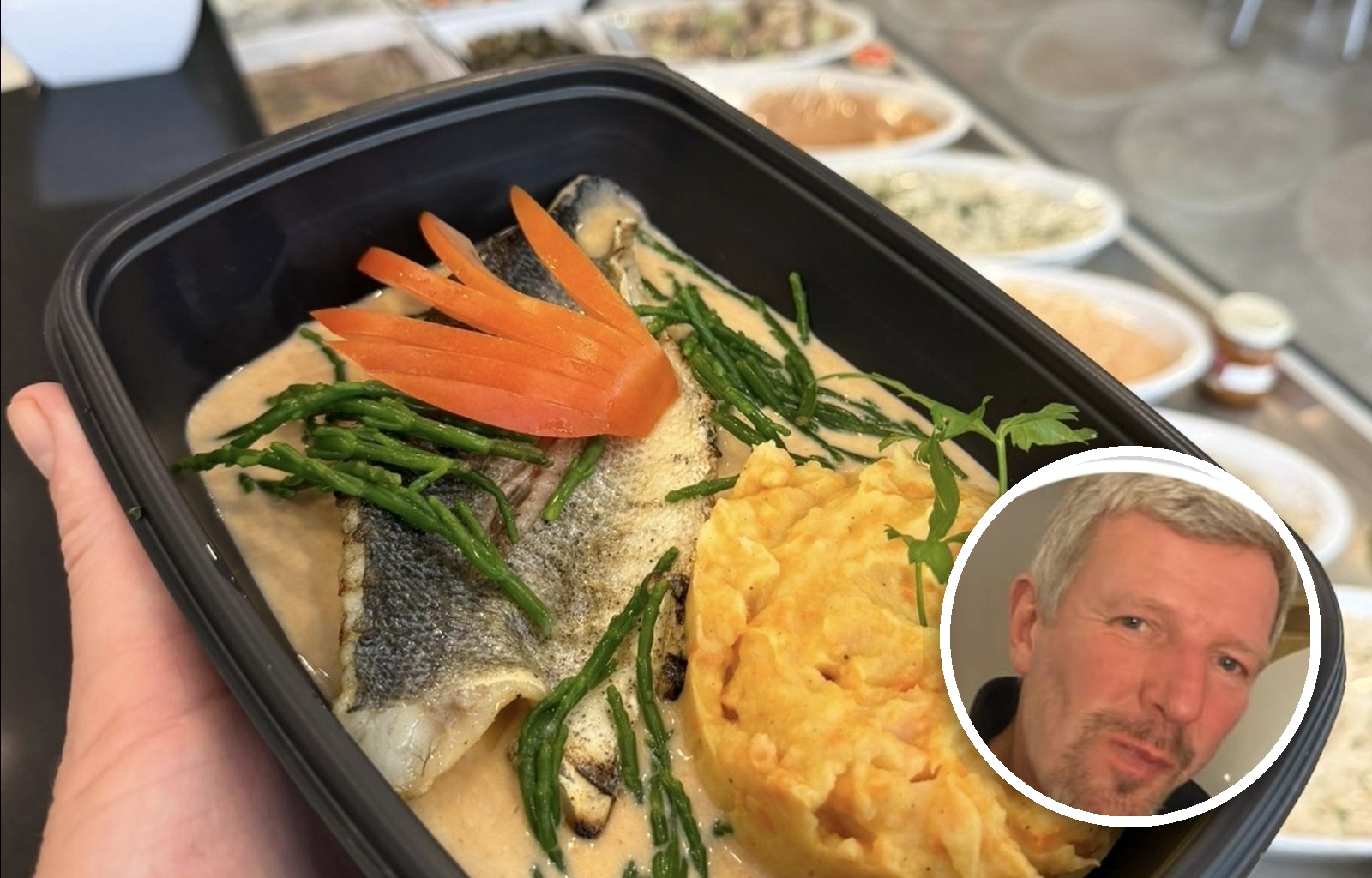 Filet de bar rôti sauce bisquée du Traiteur François avec portrait d'Alain Fontinois en médaillon