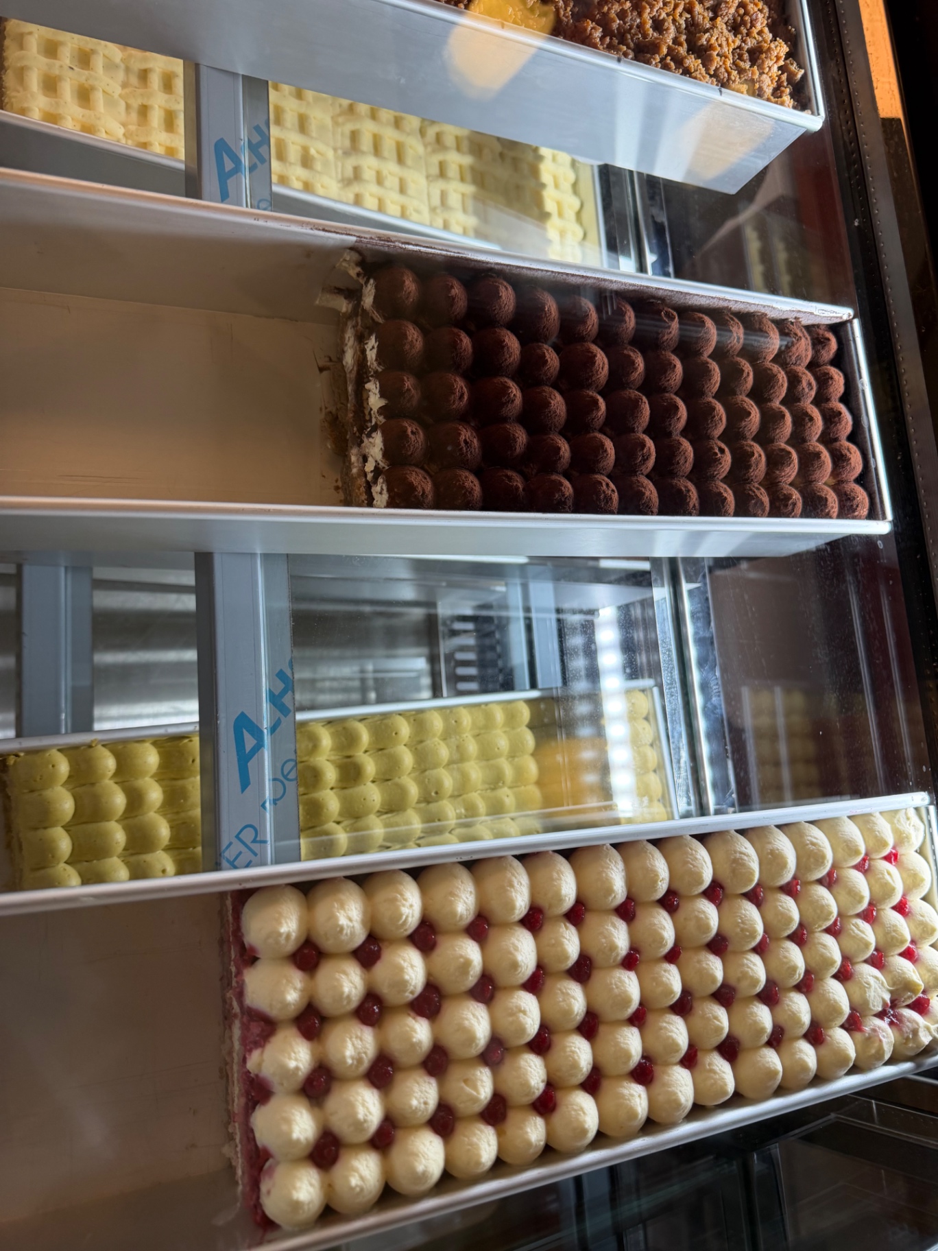 Vitrine réfrigérée de Sinamisu avec plaques de tiramisu à la coupe